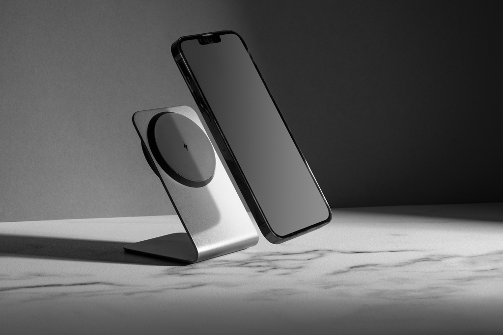 Picture of Terra aluminium 15W magnetic wireless charging phone stand