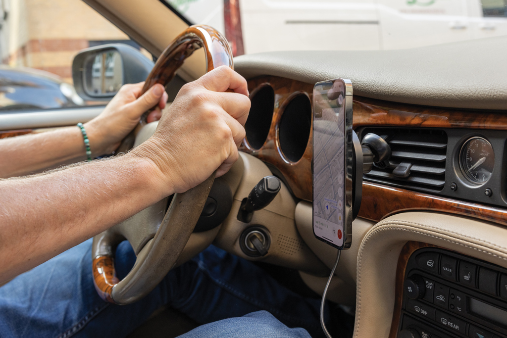 Picture of PowerCruze RCS rplastic 15W magnetic charging car holder