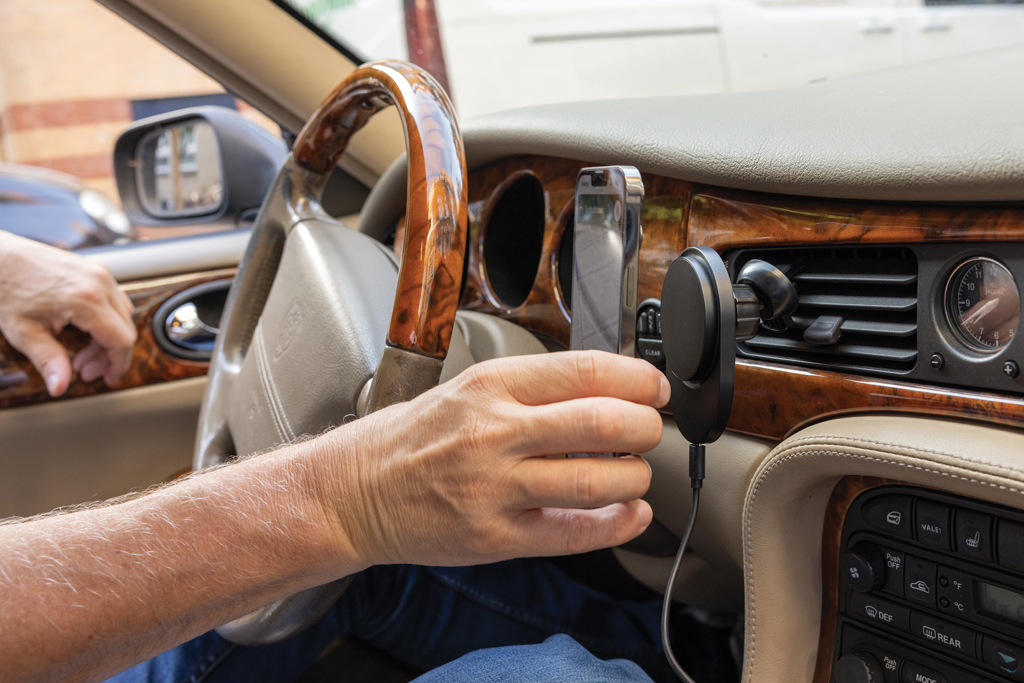 Picture of PowerCruze RCS rplastic 15W magnetic charging car holder