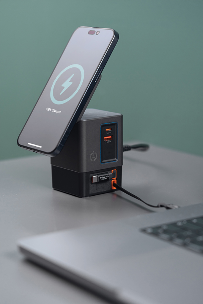 Picture of Urban Vitamin Sacramento 105W GAN charger+retractable cables