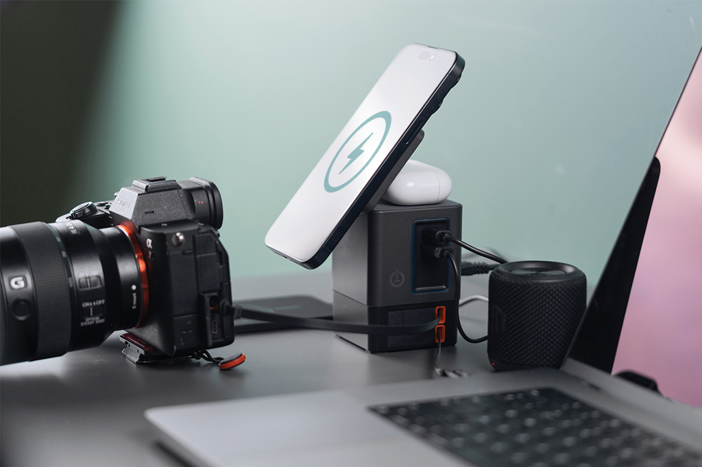 Picture of Urban Vitamin Sacramento 105W GAN charger+retractable cables