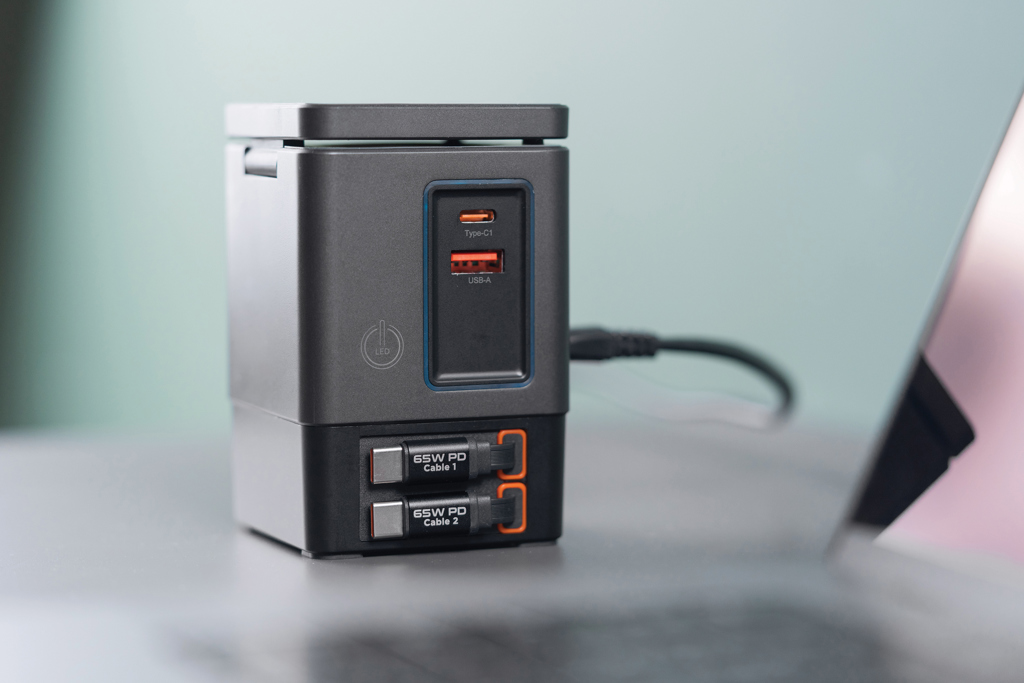 Picture of Urban Vitamin Sacramento 105W GAN charger+retractable cables