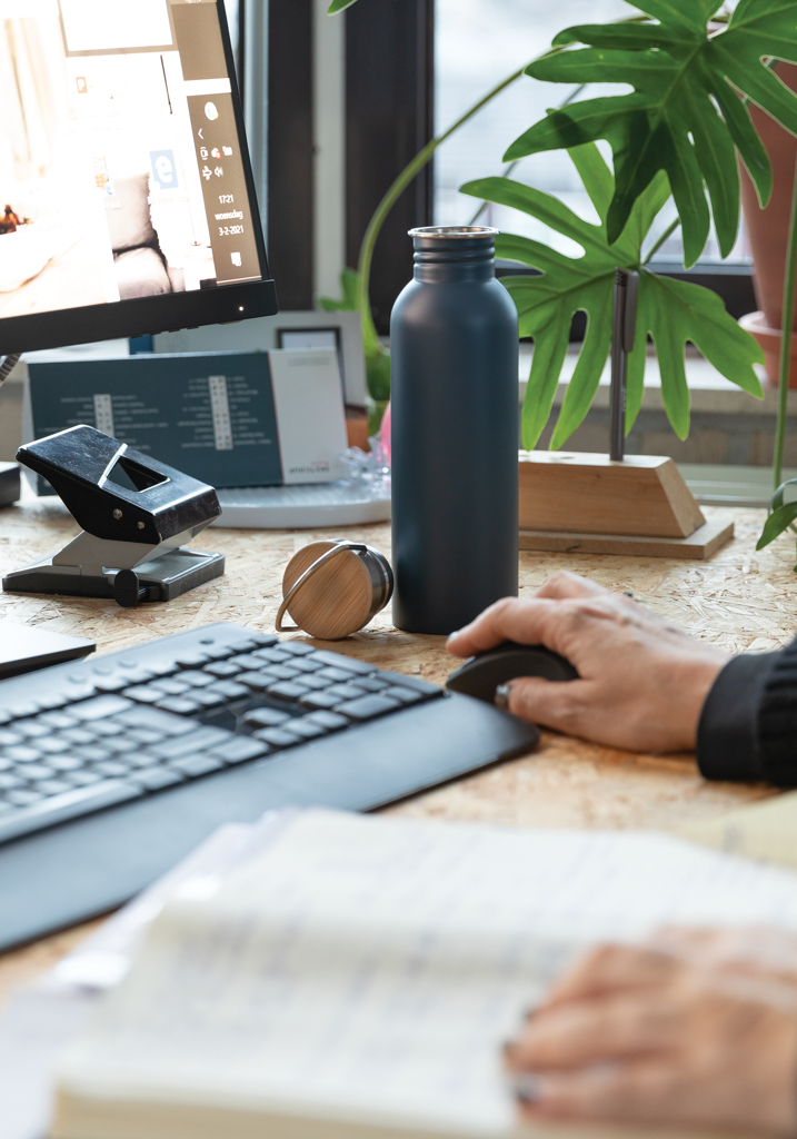 Botella moderna de acero inoxidable con tapa de bambú.