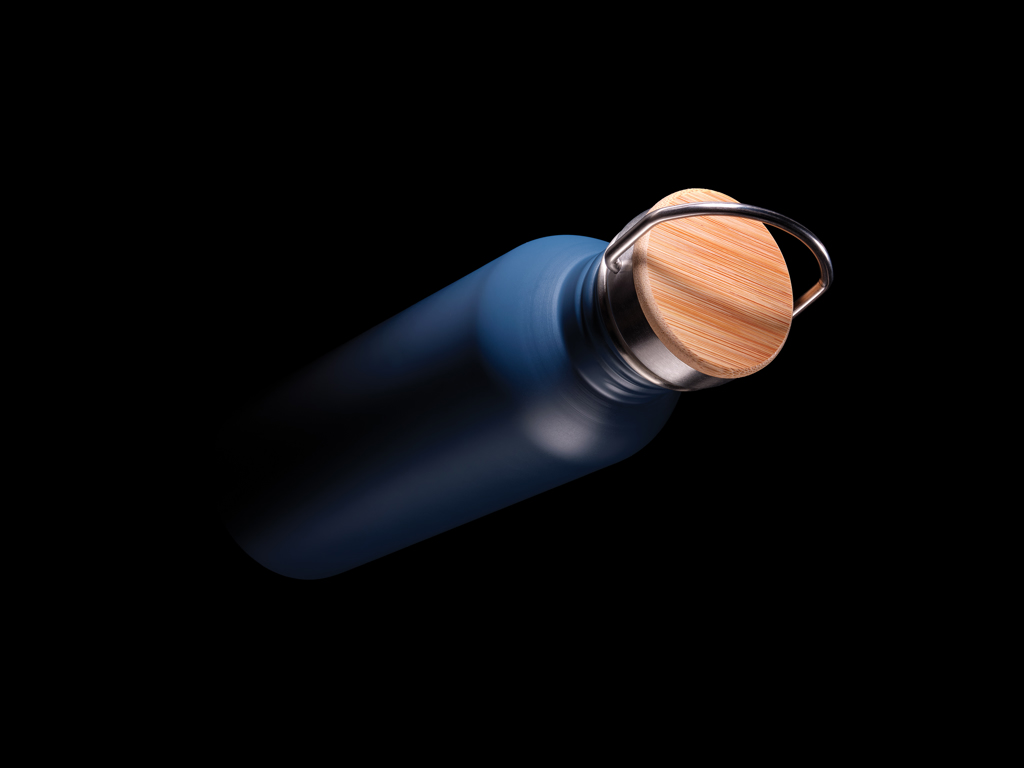 Botella moderna de acero inoxidable con tapa de bambú.