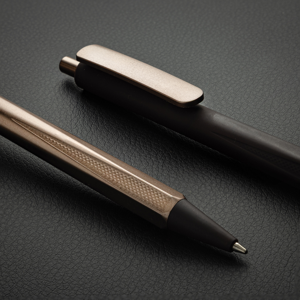 marrón oscuro Bolígrafo de tres lados EDGE RCS exclusivo