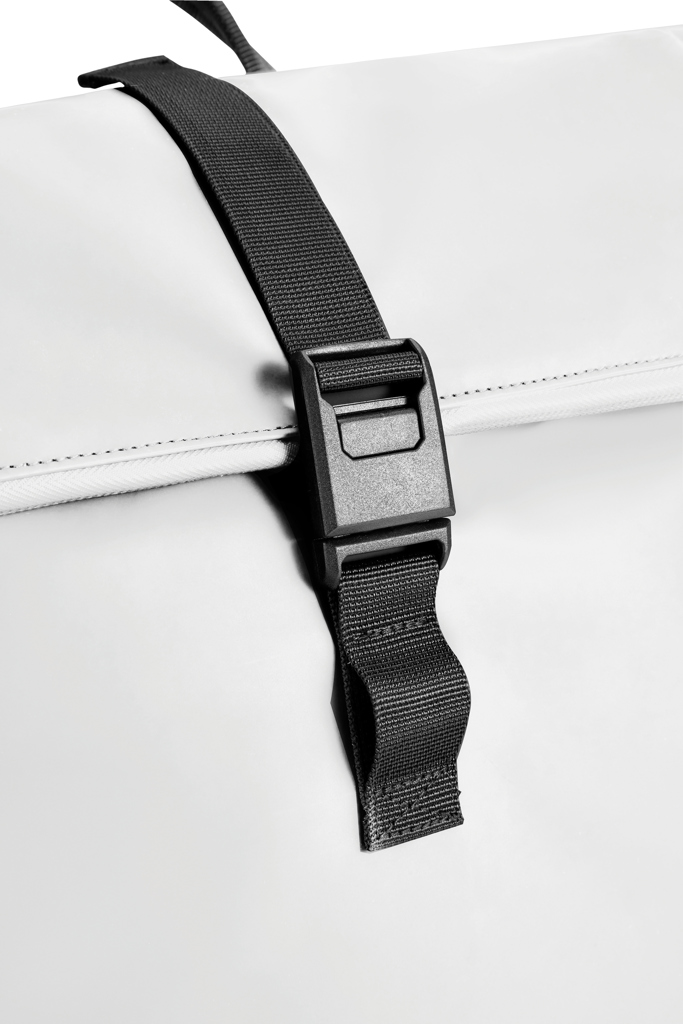 Mochila urbana resistente al agua con solapa