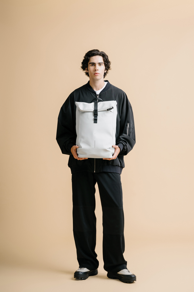 Mochila urbana resistente al agua con solapa