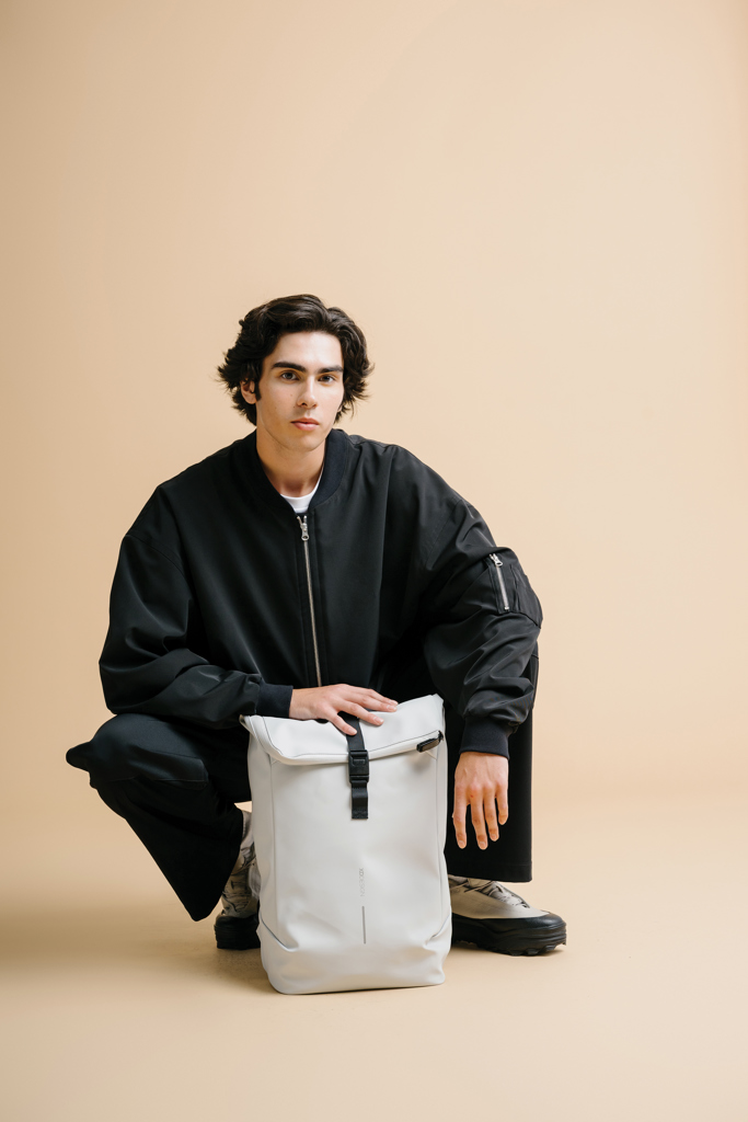 Mochila urbana resistente al agua con solapa